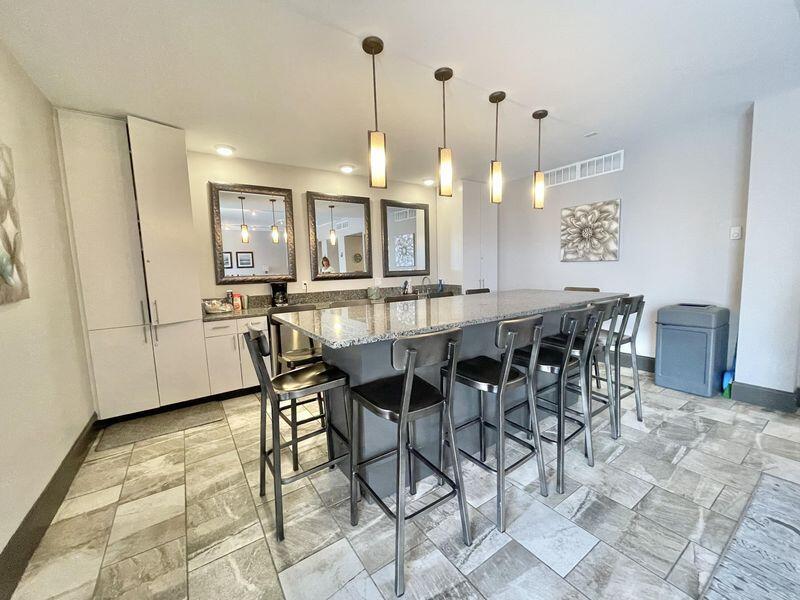 1131 Stringers Ridge Road, Unit 4C Chattanooga, TN 37405 - Photo 23 of 30 Clubhouse bar Pinnacle