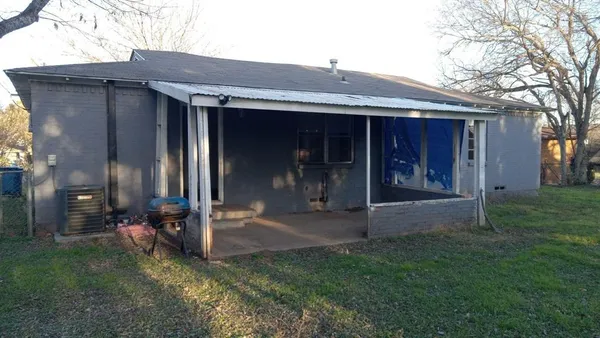 a view of a house with backyard porch and garden