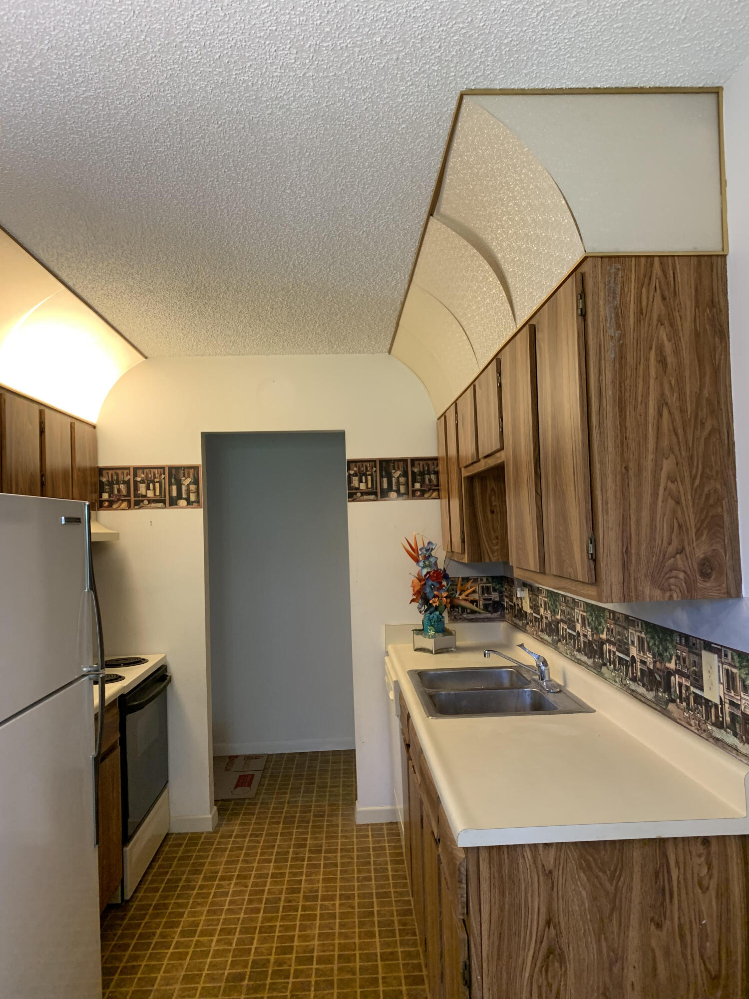 150 Pineview Road, Unit I4 Jupiter, FL 33469 - Photo 11 of 35 a kitchen that has a sink and a refrigerator
