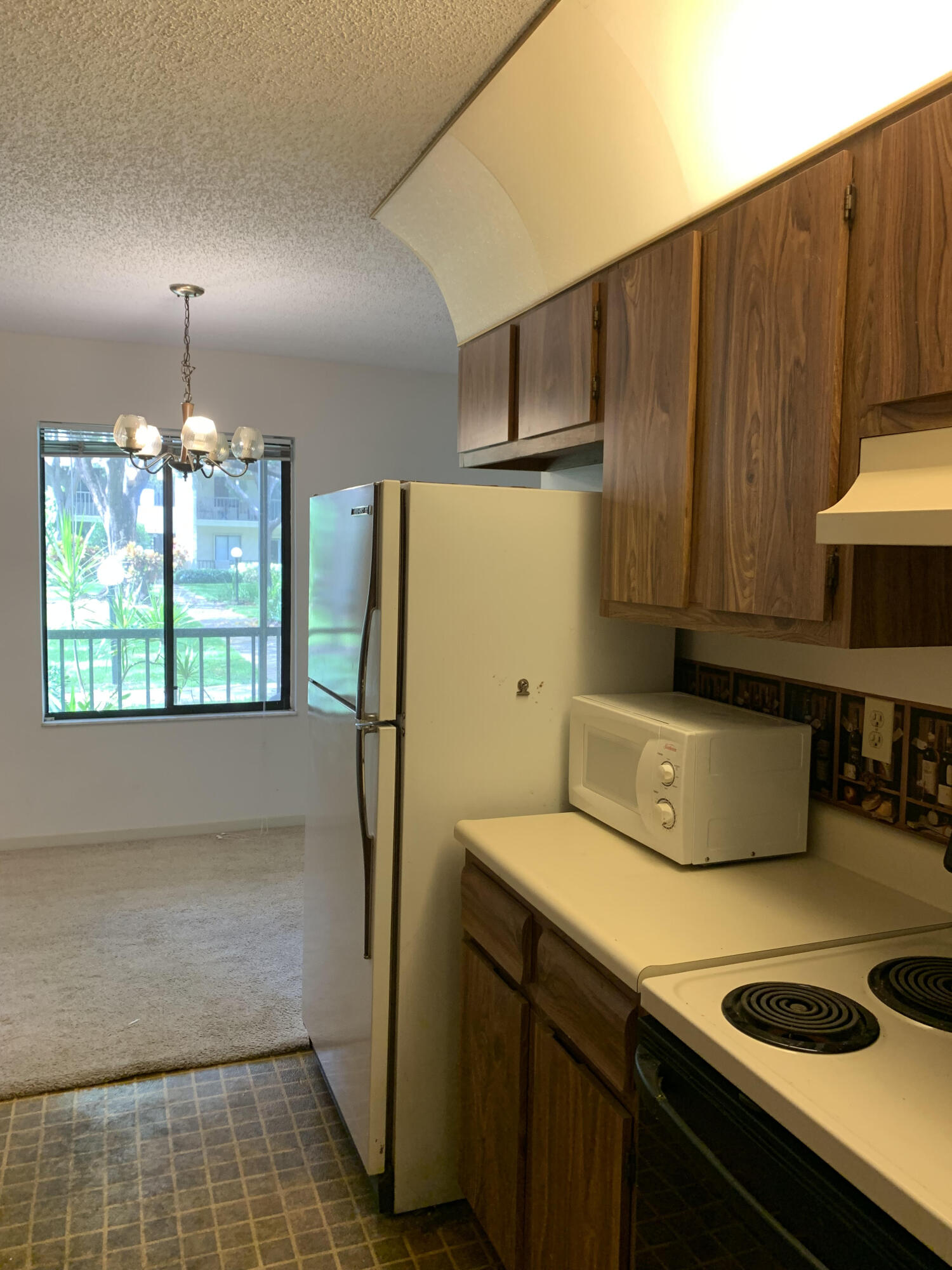 150 Pineview Road, Unit I4 Jupiter, FL 33469 - Photo 26 of 35 a kitchen with refrigerator a stove a sink and a cabinets