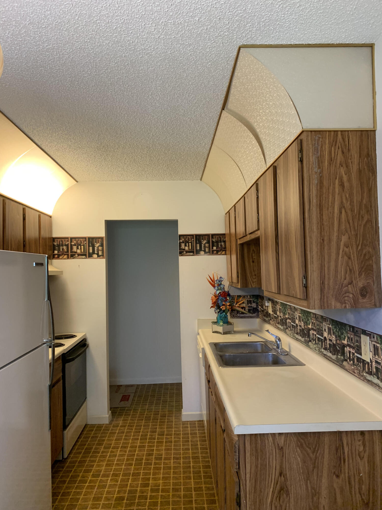 150 Pineview Road, Unit I4 Jupiter, FL 33469 - Photo 10 of 35 a kitchen that has a sink and a refrigerator