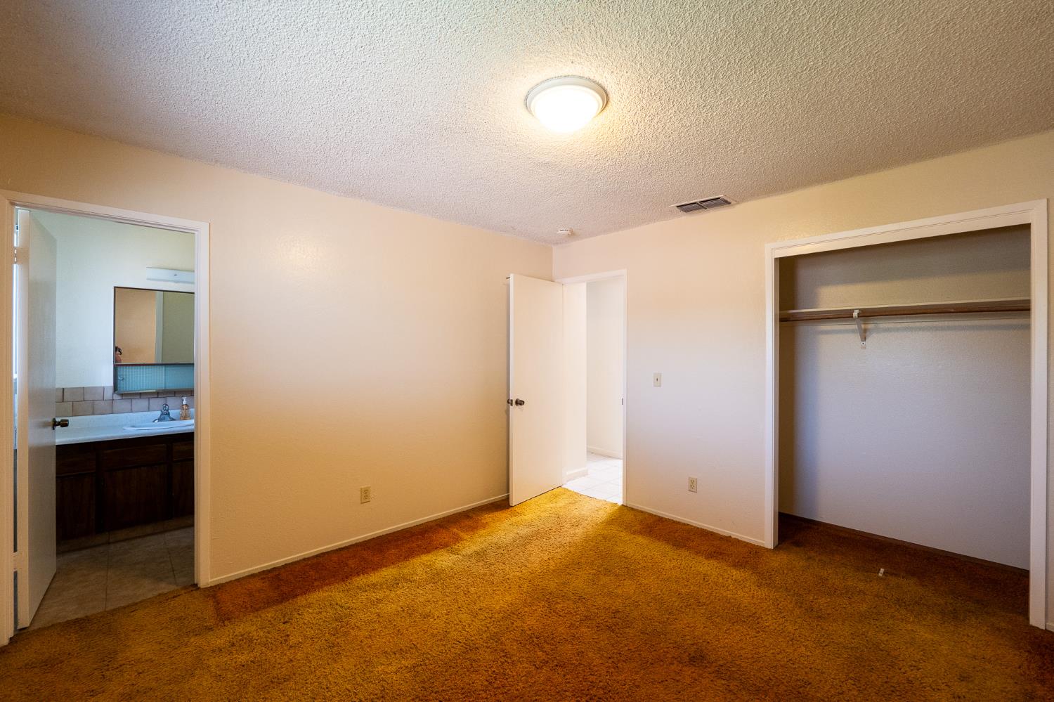 859 11th Street Sanger, CA 93657 - Photo 11 of 28 a view of an empty room