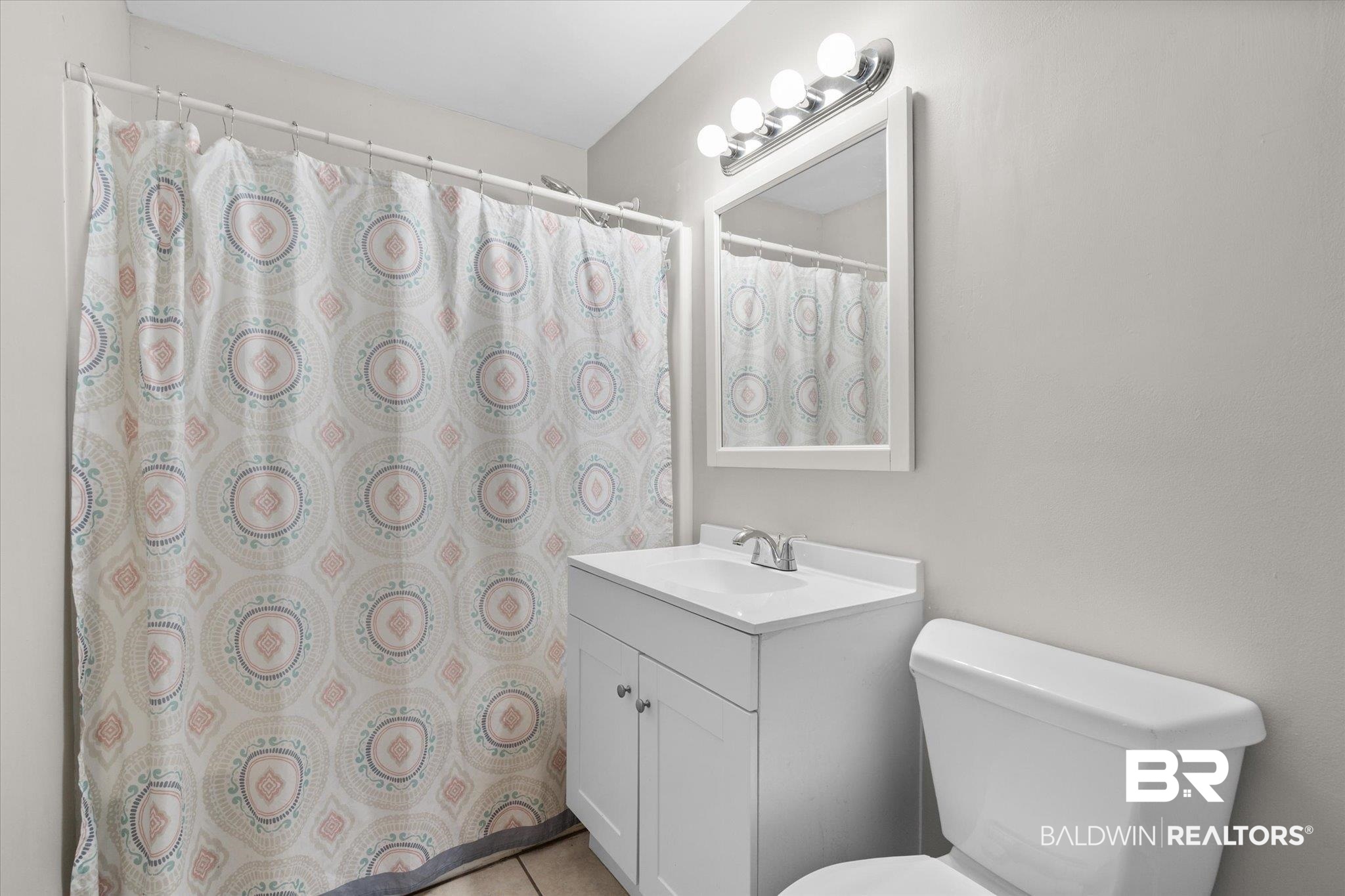 529 Cleveland Road Saraland, AL 36571 - Photo 20 of 31 Full bathroom with toilet, curtained shower, and vanity