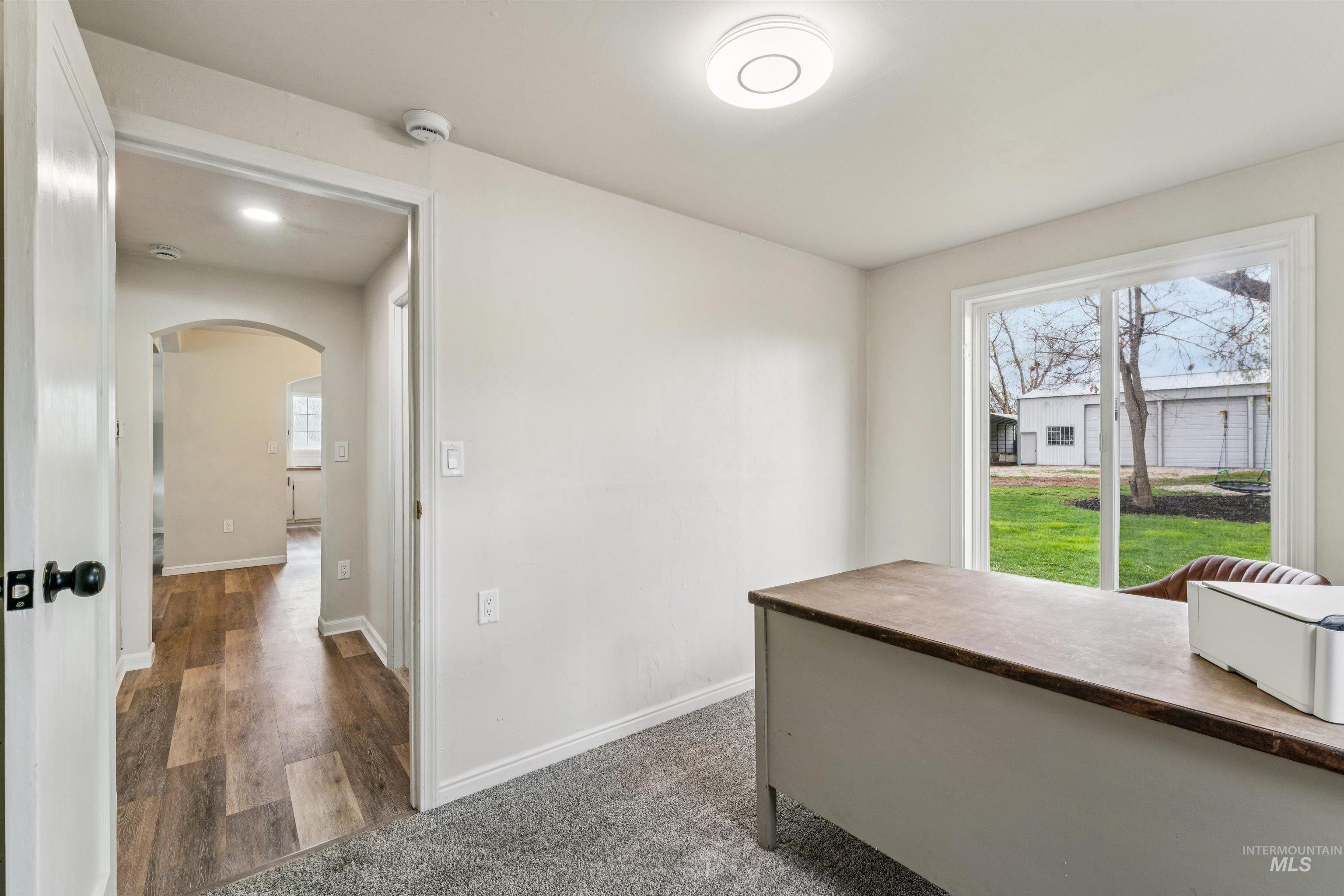 948 South Mill Road Emmett, ID 83617 - Photo 20 of 38 Hall featuring arched walkways and dark carpet