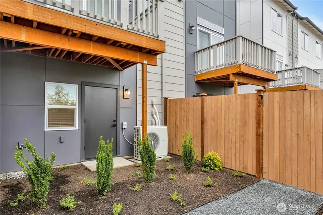 $3,195 | 15613 Admiralty Way, Unit B2, Lynnwood, WA 98087