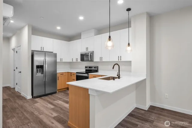 $3,195 | 15613 Admiralty Way, Unit B2, Lynnwood, WA 98087