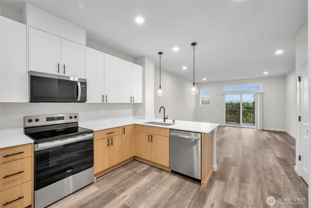 $3,195 | 15613 Admiralty Way, Unit B2, Lynnwood, WA 98087