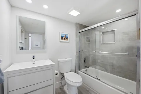 $825,000 | 7768 Lakeside Boulevard, Unit 515, Boca Raton, FL 33434