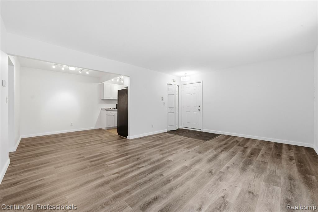 2375 Walton Boulevard, Unit 8 Rochester, MI 48309 - Photo 5 of 17