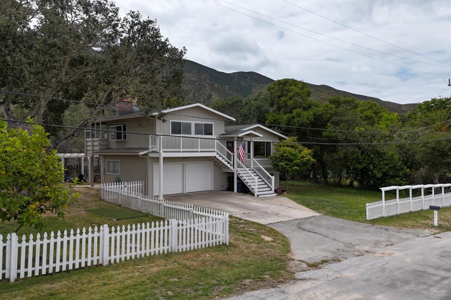 394 Mesa Road Salinas, CA 93908 - Photo 4 of 53 a view of a house with a yard