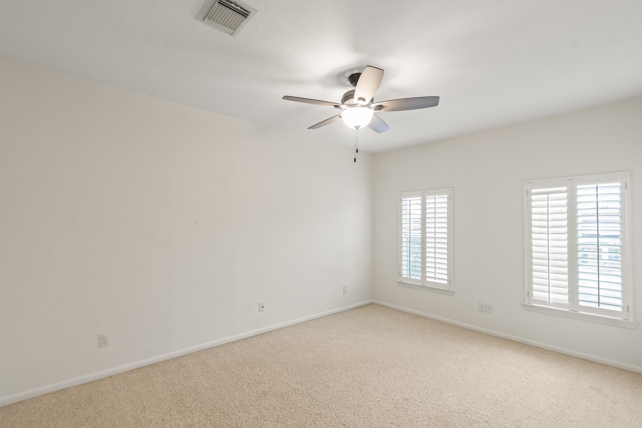 5351 McCulloch Circle Houston, TX 77056 - Photo 31 of 42 an empty room with windows and ceiling fan