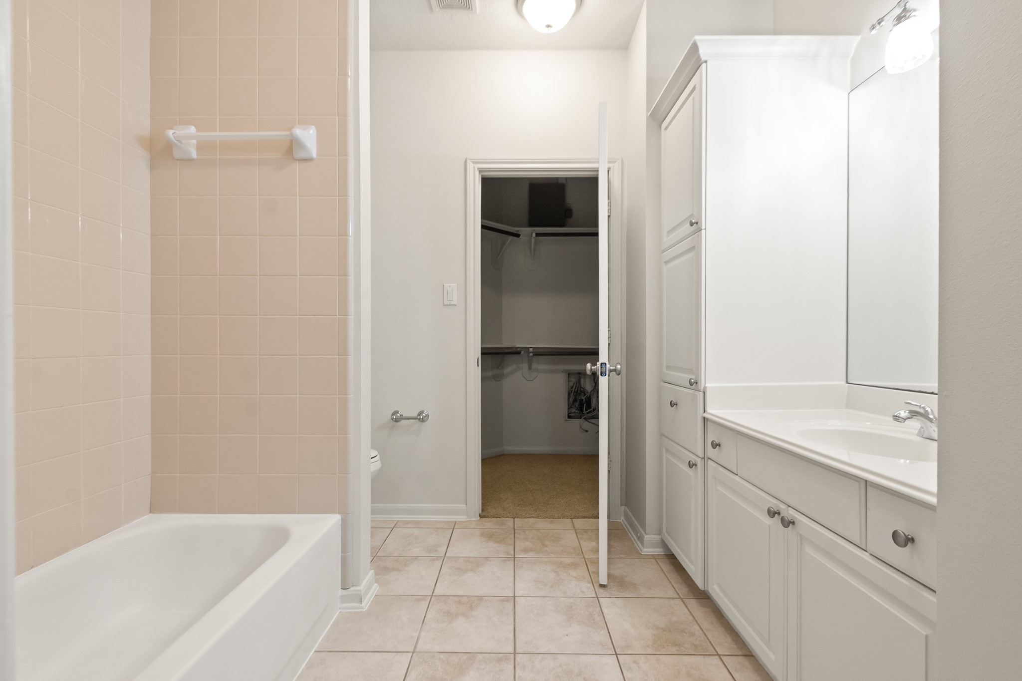 5351 McCulloch Circle Houston, TX 77056 - Photo 32 of 42 a bathroom with a bathtub and a sink