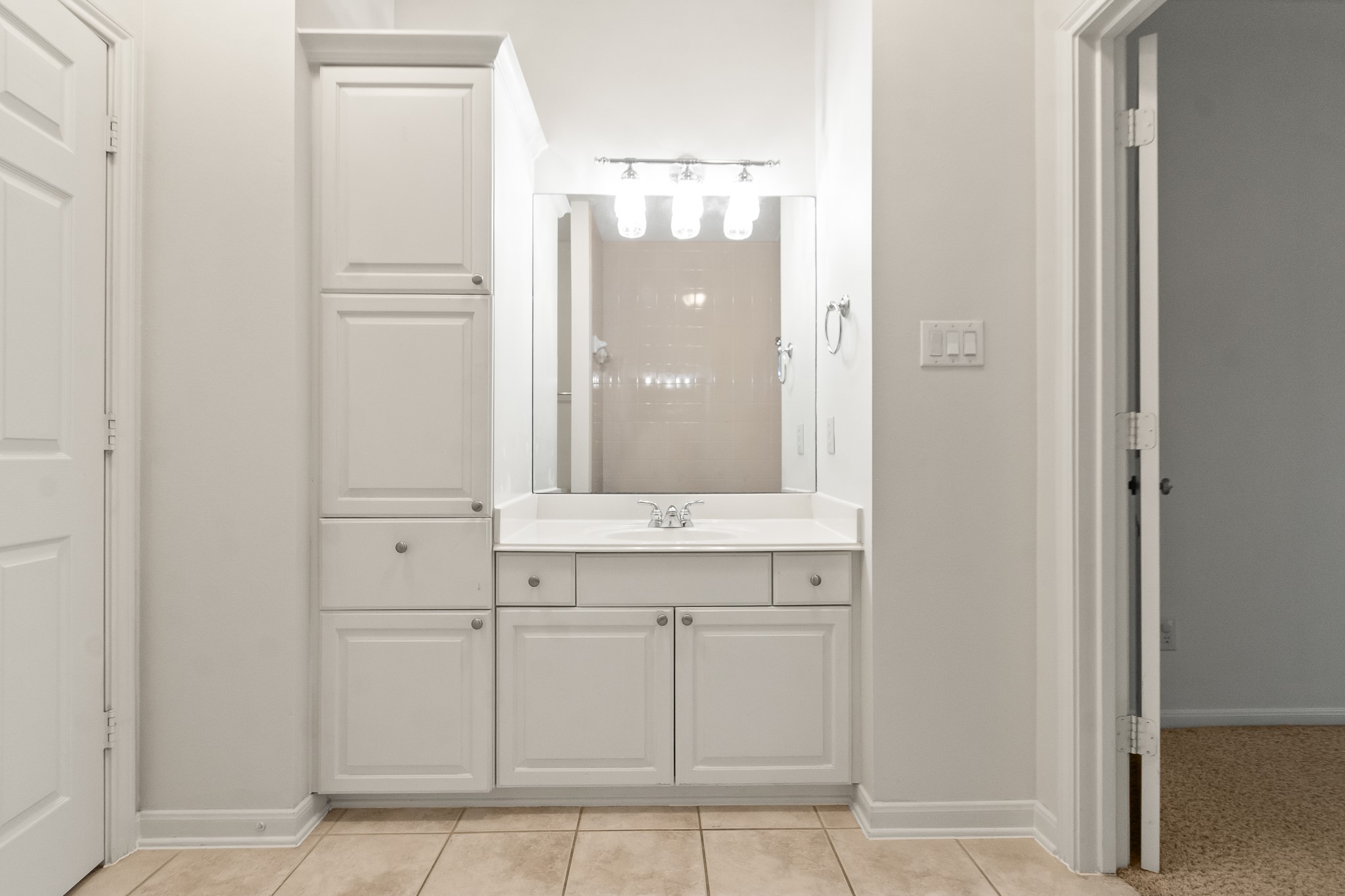 5351 McCulloch Circle Houston, TX 77056 - Photo 33 of 42 a bathroom with a sink and a mirror