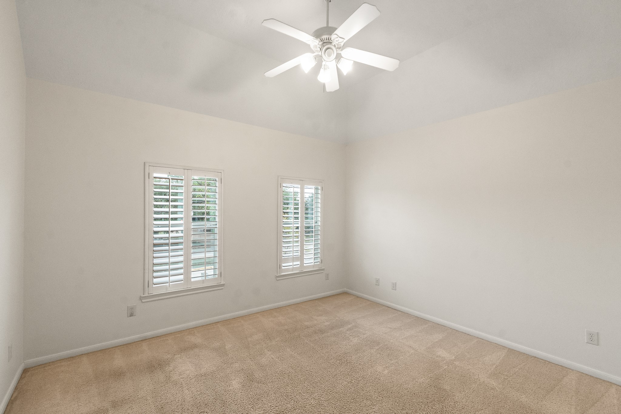 5351 McCulloch Circle Houston, TX 77056 - Photo 34 of 42 an empty room with windows and fan