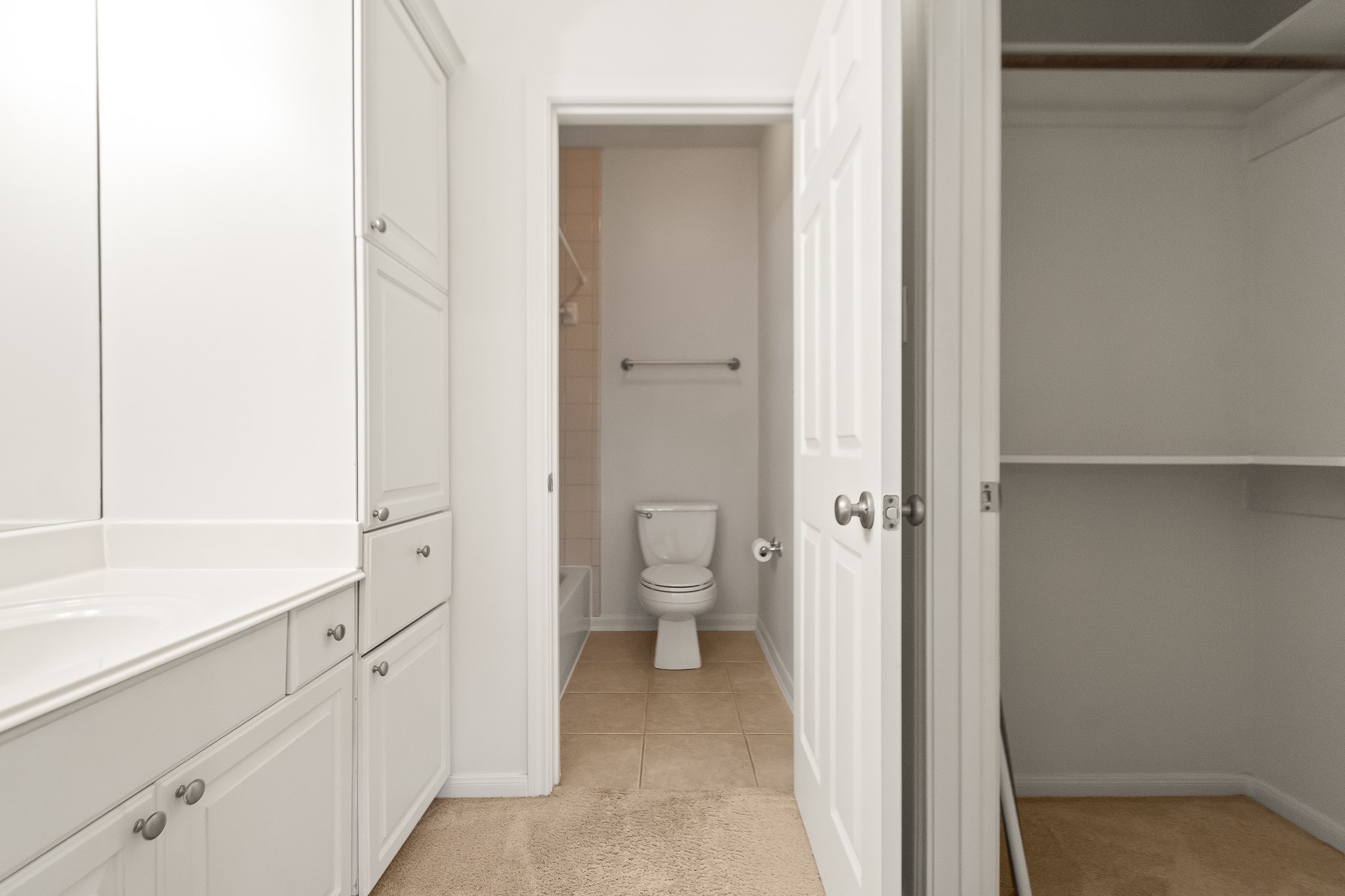 5351 McCulloch Circle Houston, TX 77056 - Photo 36 of 42 Ensuite bathroom to the secondary bedroom with a walk-in closet.