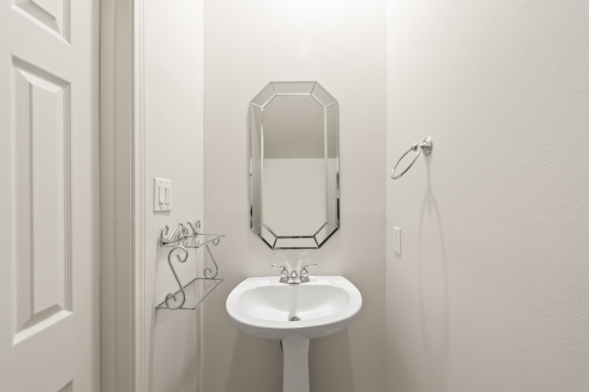 5351 McCulloch Circle Houston, TX 77056 - Photo 38 of 42 a bathroom with a sink and a mirror