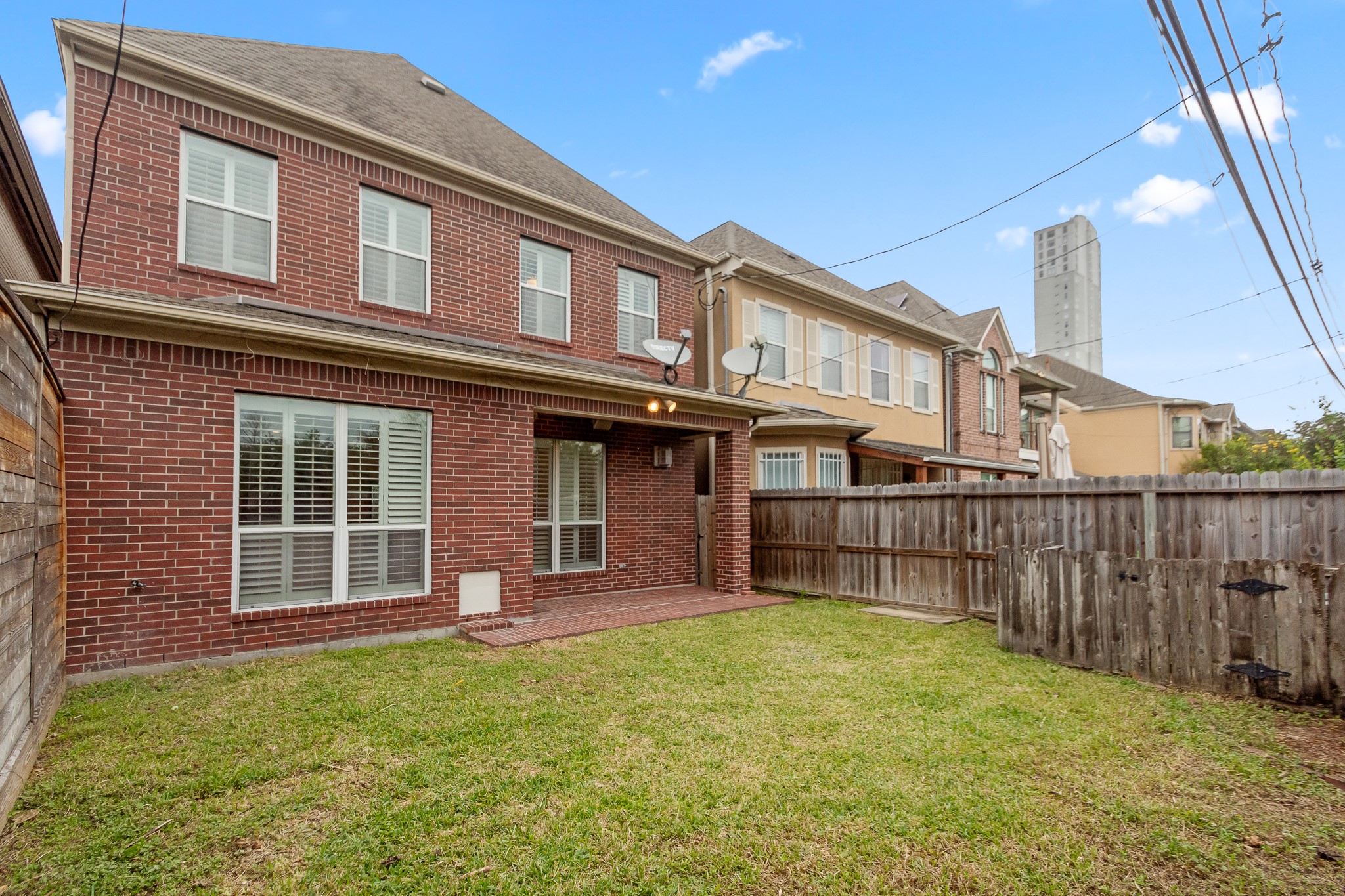5351 McCulloch Circle Houston, TX 77056 - Photo 40 of 42 a front view of a house with a yard