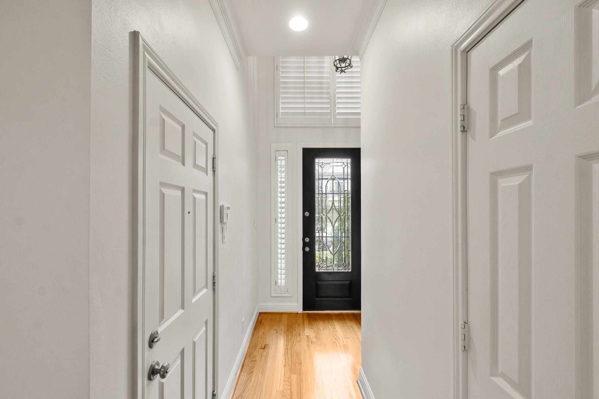 5351 McCulloch Circle Houston, TX 77056 - Photo 4 of 42 Step inside to the foyer that's filled with natural light and warm hardwood floors that flow throughout the main living areas.