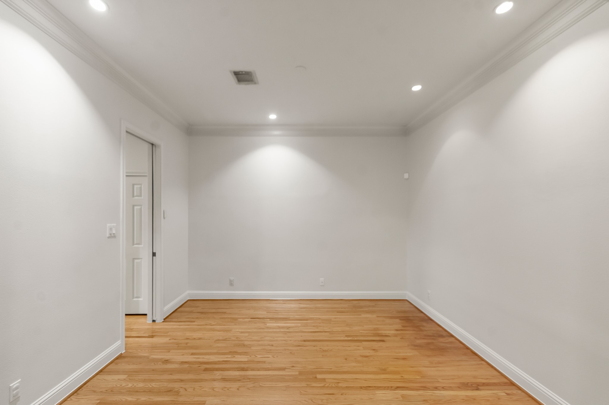 5351 McCulloch Circle Houston, TX 77056 - Photo 7 of 42 a view of an empty room