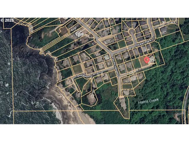 a black and white photo of a tennis room