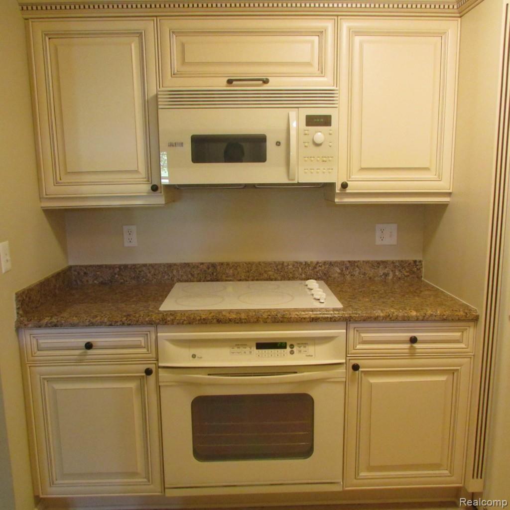 3655 Oakmonte Boulevard Rochester, MI 48306 - Photo 12 of 35 OVENS.jpg