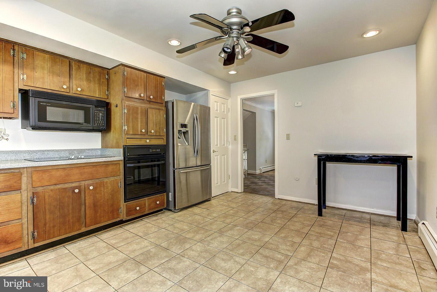 12200 Hounds Lane Reston, VA 20191 - Photo 6 of 13 Kitchen