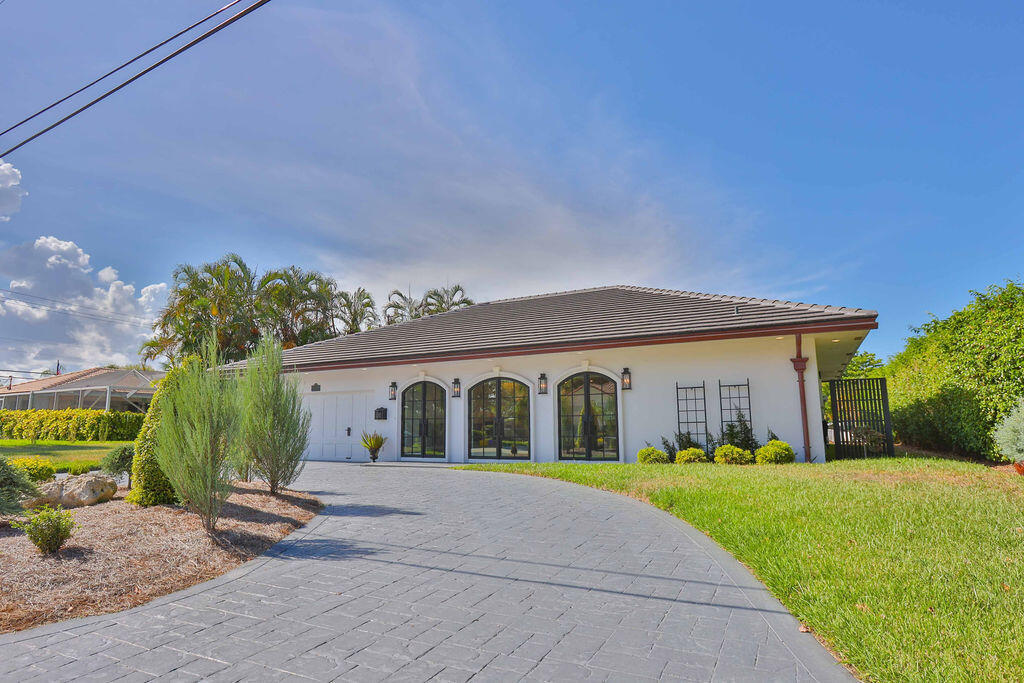 713 Forsyth Street Boca Raton, FL 33487 - Photo 3 of 39 right front