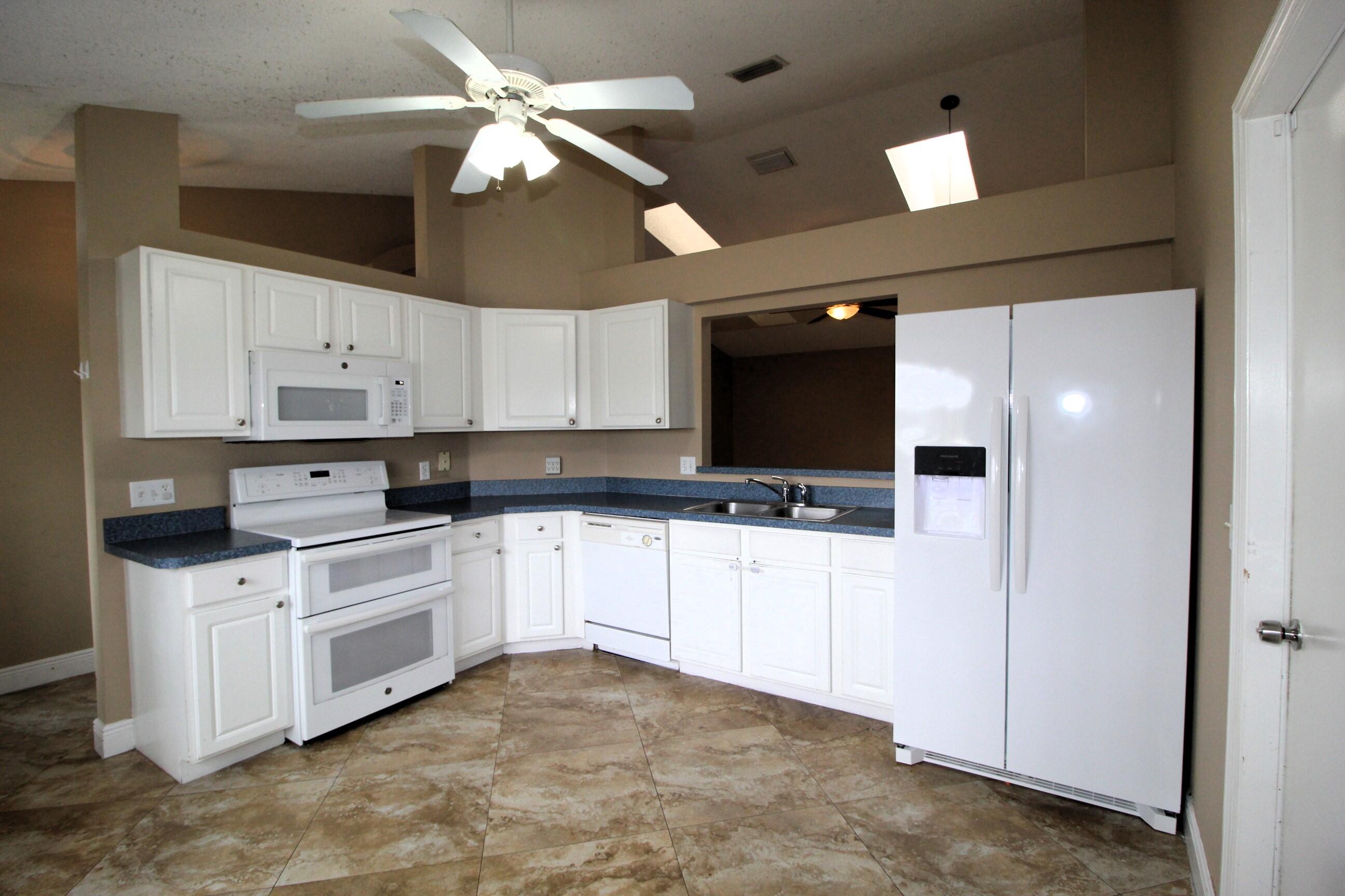 212 Southwest Ridgecrest Drive Port St. Lucie, FL 34953 - Photo 5 of 18 kitchen