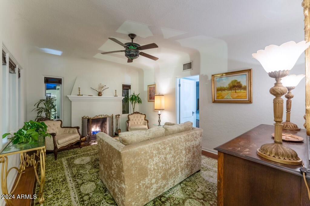 1548 East Cheery Lynn Road Phoenix, AZ 85014 - Photo 3 of 52 cherrylynn-062