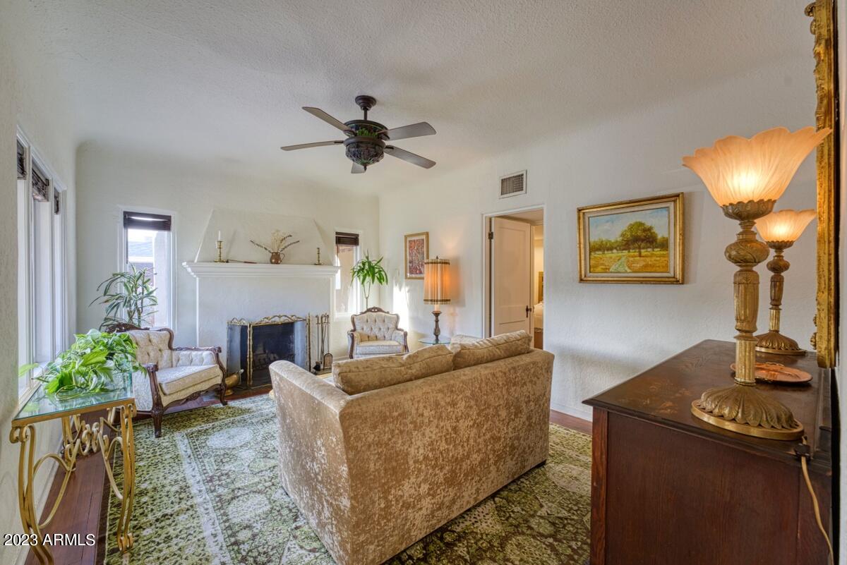 1548 East Cheery Lynn Road Phoenix, AZ 85014 - Photo 5 of 52 aasCfpZCTQeBGERNZ9qE_88075-010_4