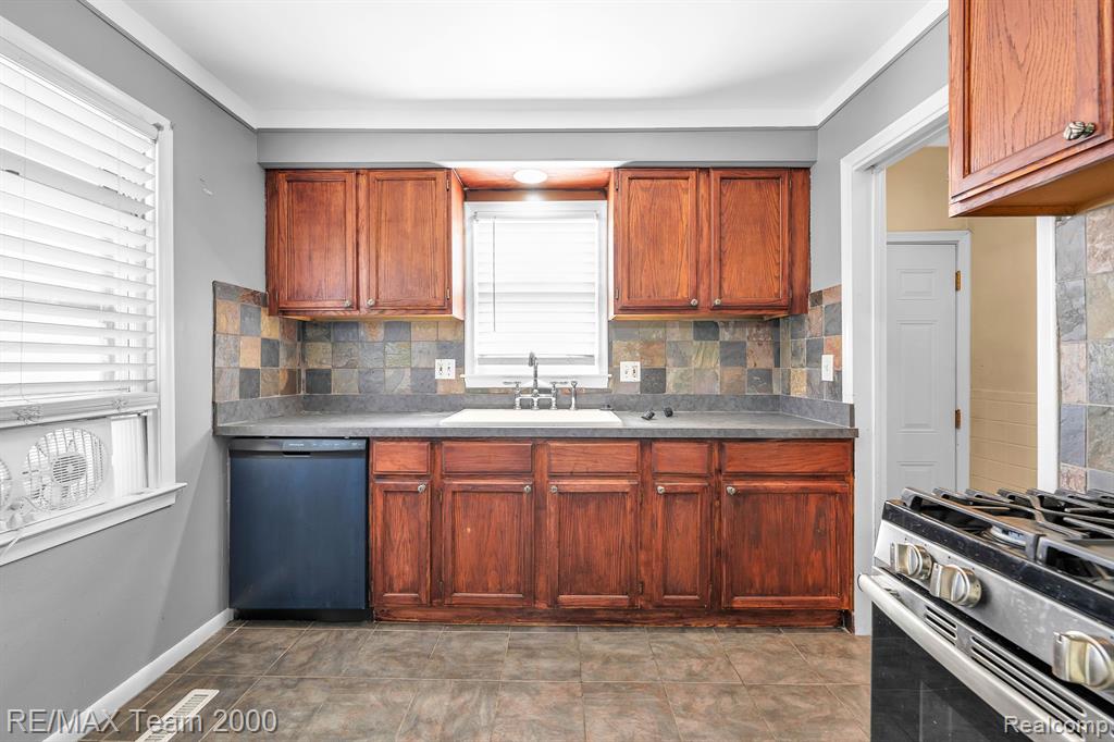 23036 Rausch Avenue Eastpointe, MI 48021 - Photo 11 of 24