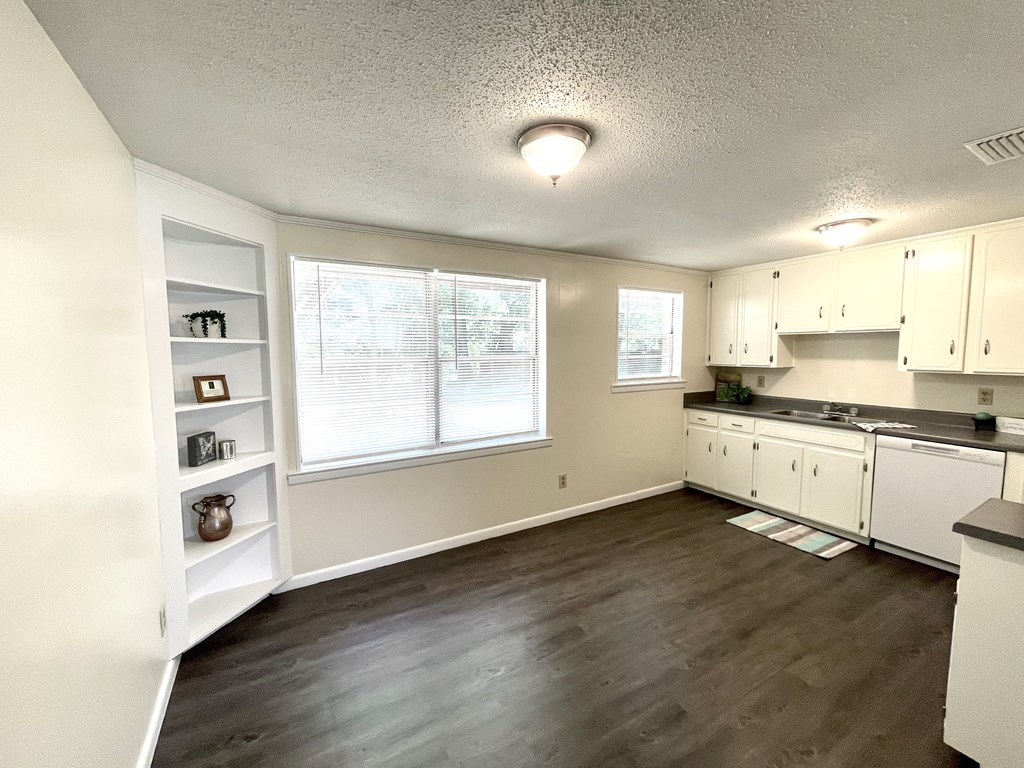 509 Explorer Circle Dothan, AL 36301 - Photo 4 of 21 Kitchen w room for island or table