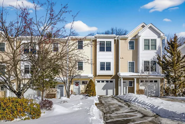 $460,000 | 63 Woodview Way, Manchester, NH 03102