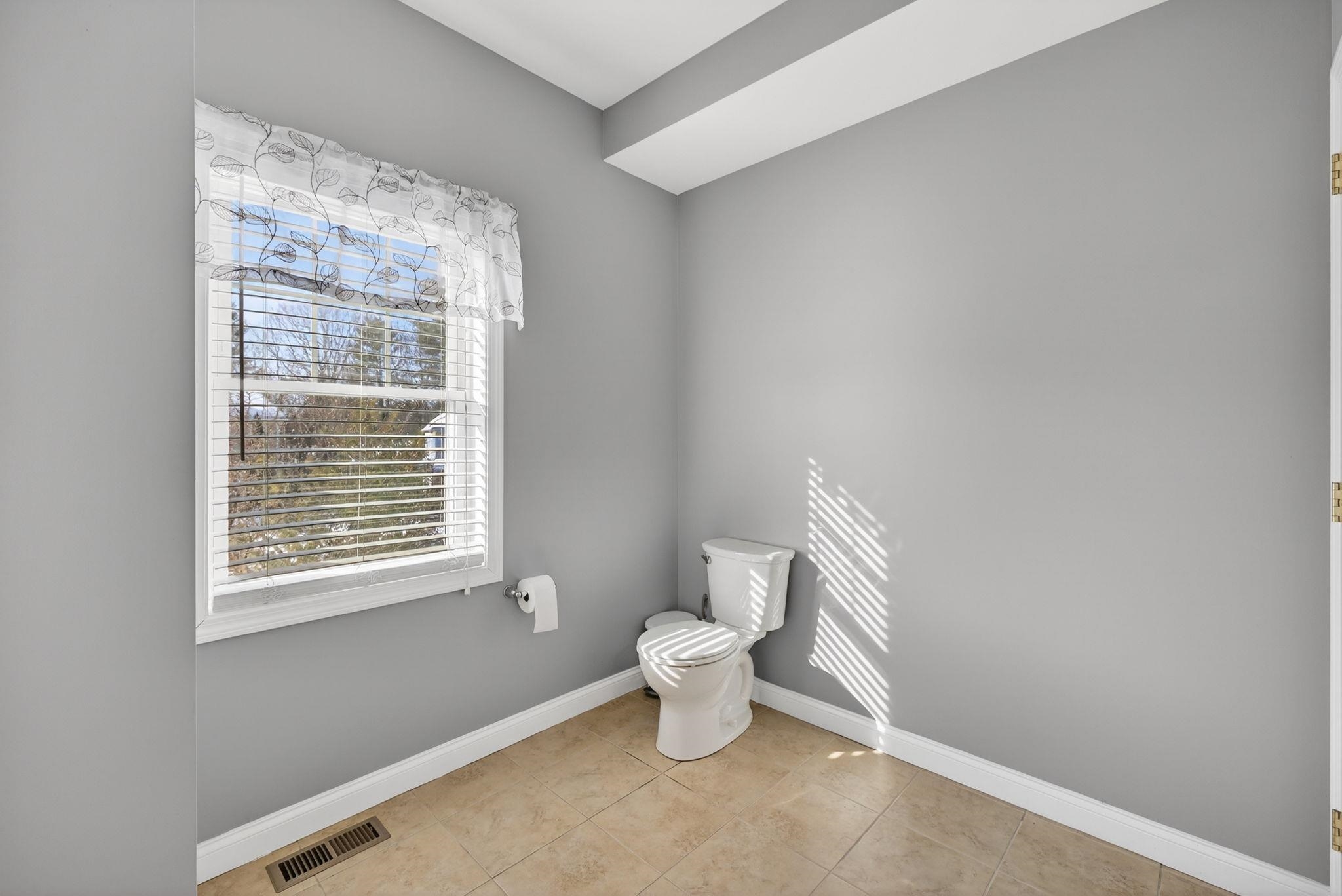 63 Woodview Way Manchester, NH 03102 - Photo 14 of 49