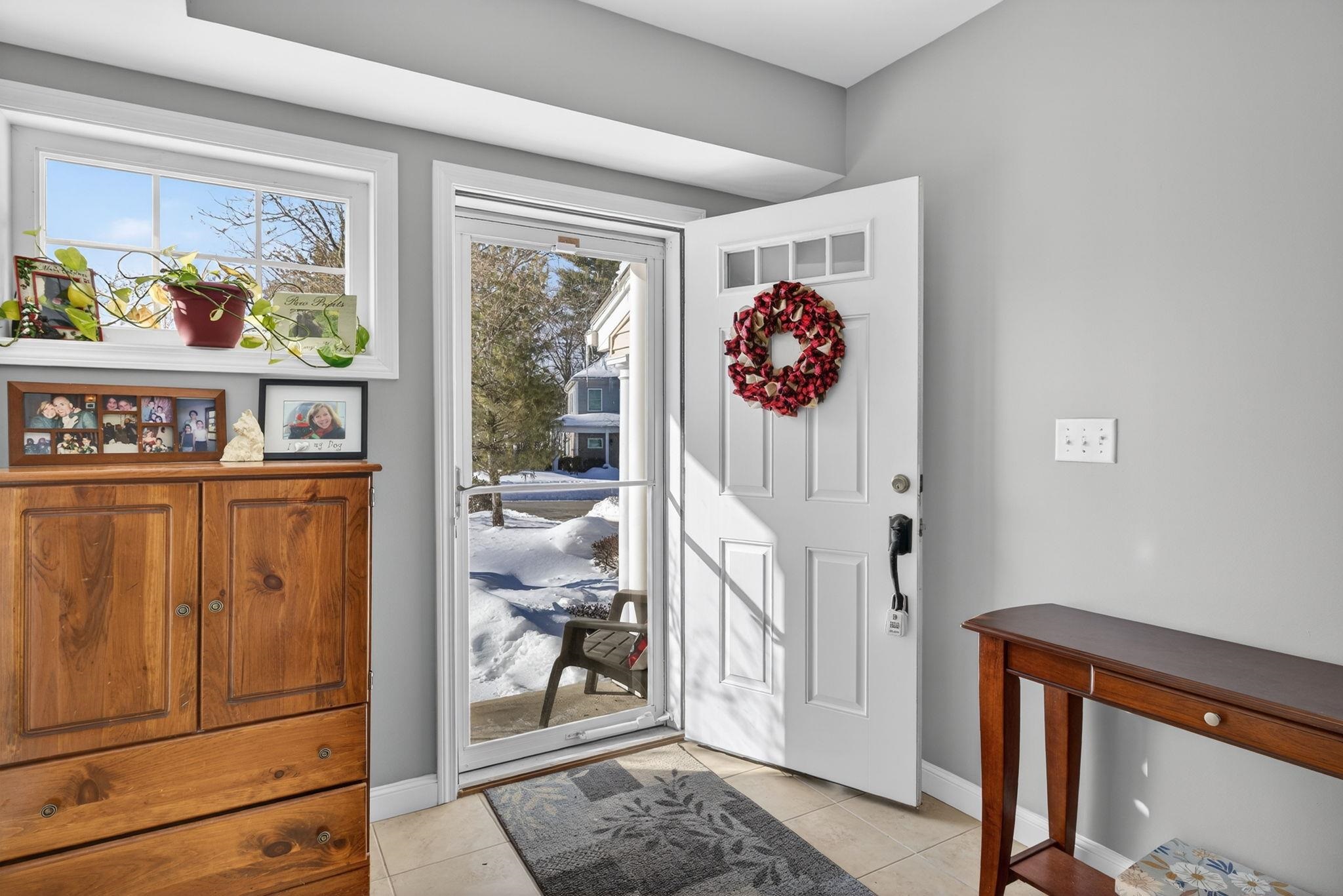 63 Woodview Way Manchester, NH 03102 - Photo 4 of 49