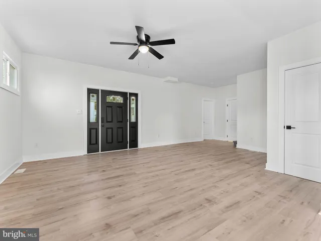 a view of empty room with closet and ceiling fan