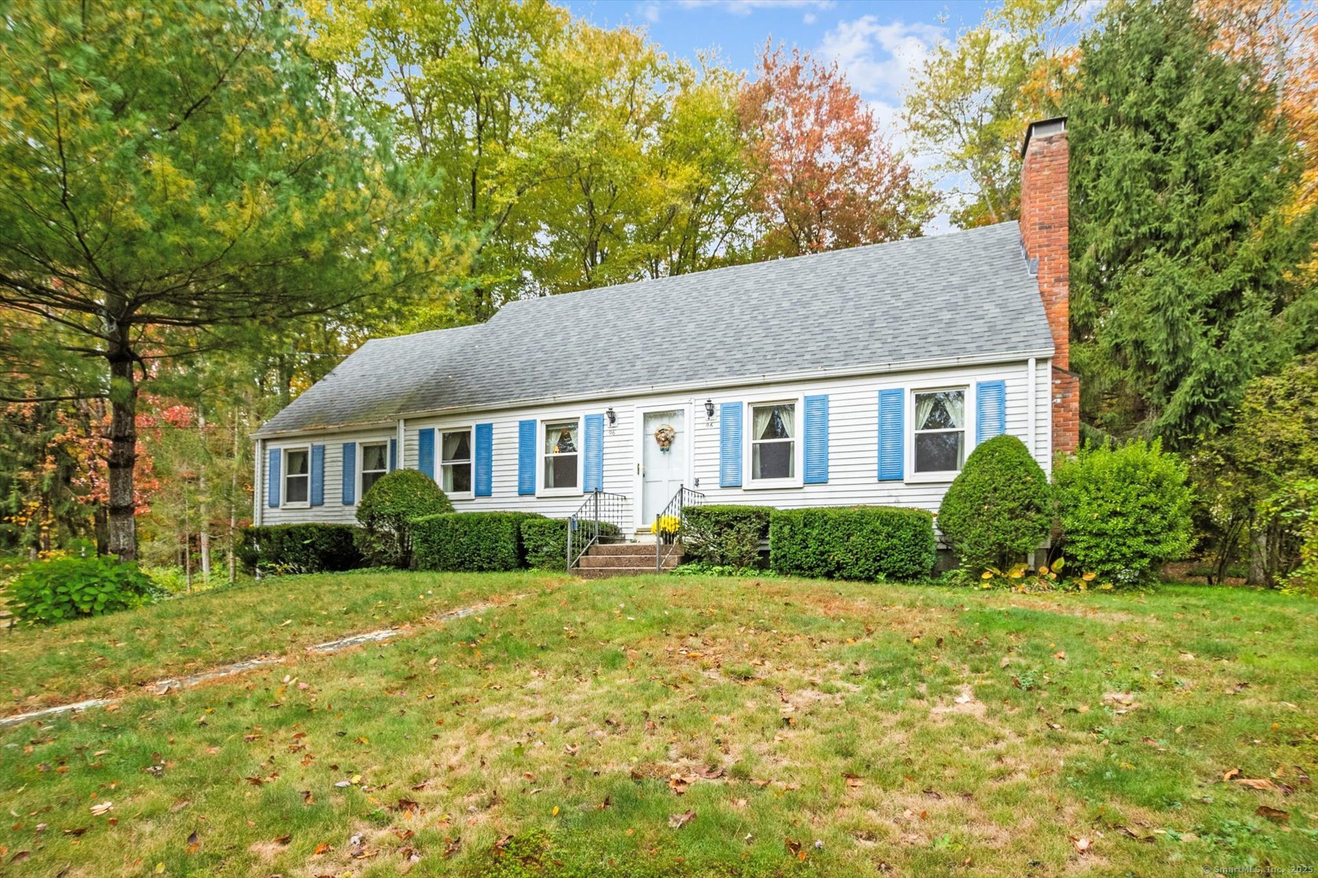 a view of a house with a yard