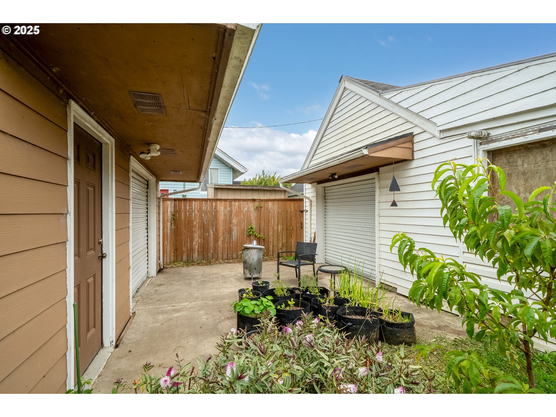 1706 5th Street Tillamook, OR 97141 - Photo 23 of 29 a backyard of a house