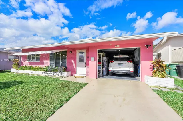 a view of a house with a yard