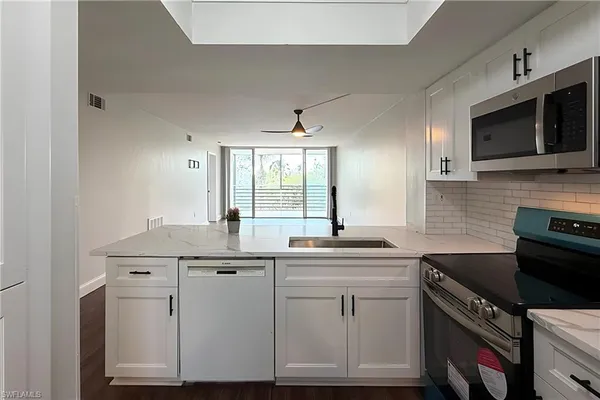 $1,950 | 15171 Cedarwood Lane, Unit 3202, Naples, FL 34110