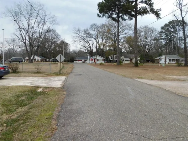 $129,900 | 304 8th Street Southeast, Springhill, LA 71075