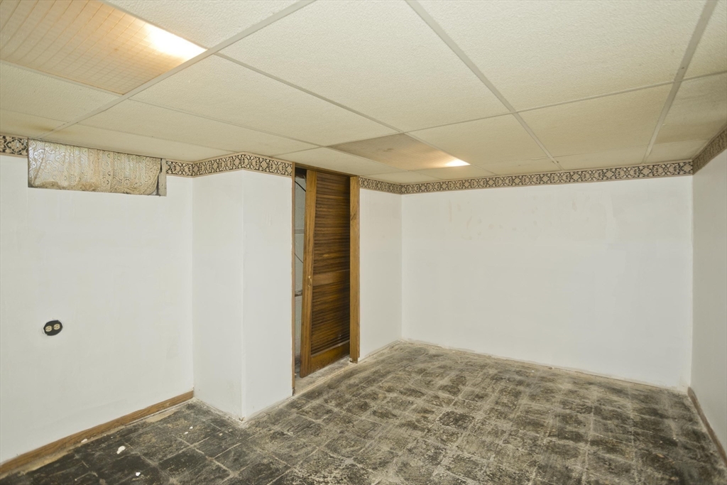 276 Oak Street Springfield, MA 01151 - Photo 21 of 25