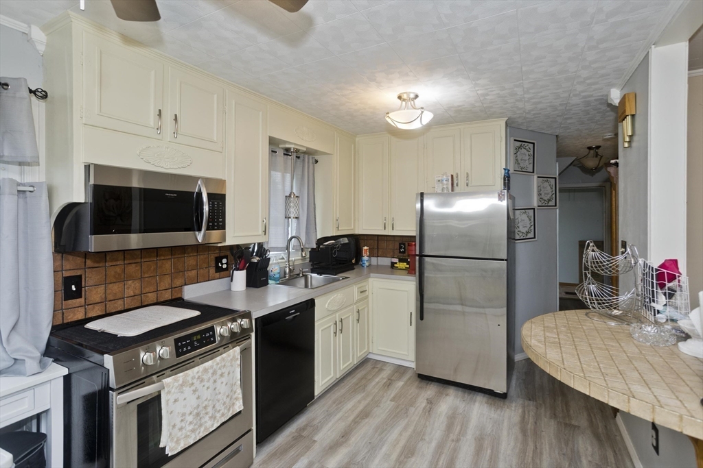 276 Oak Street Springfield, MA 01151 - Photo 8 of 25