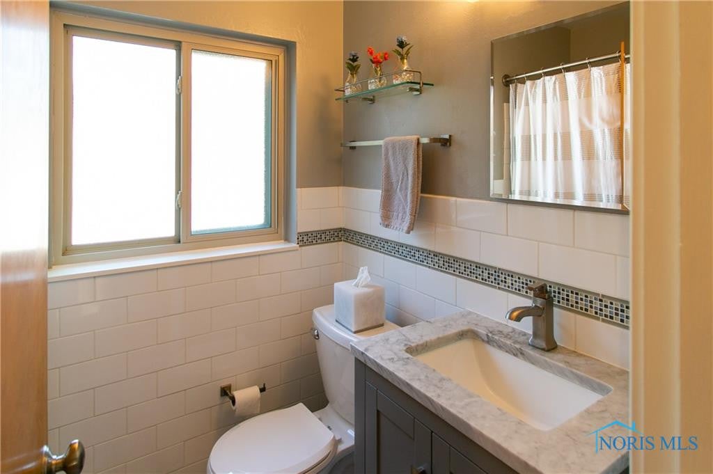 2435 Goddard Road Toledo, OH 43606 - Photo 25 of 35 NEWLY REMODELED 2ND BATH