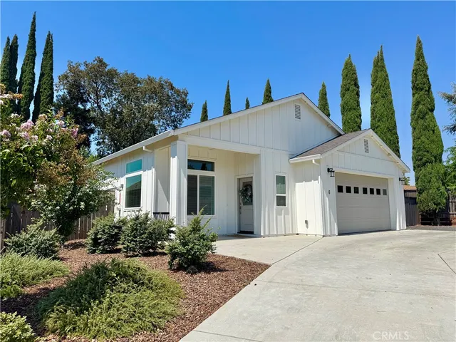 a view of a house with yard and plants
