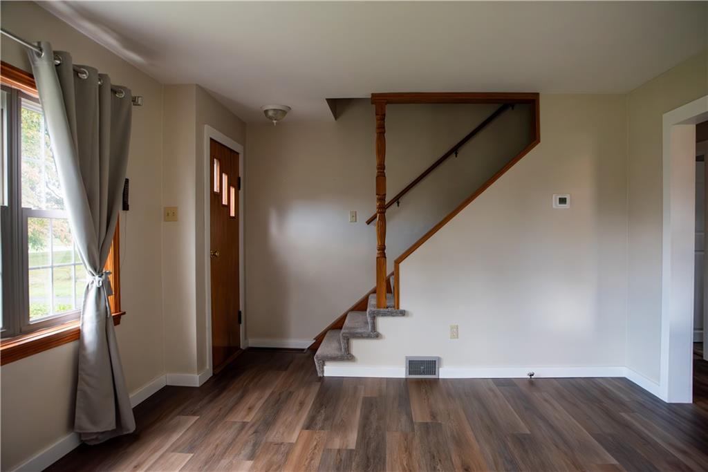 1302 Old Princeton Road New Castle, PA 16101 - Photo 4 of 33 Spacious Living Room