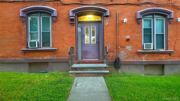 $1,800 | 61 South Hamilton Street, Unit 2, Poughkeepsie, NY 12601