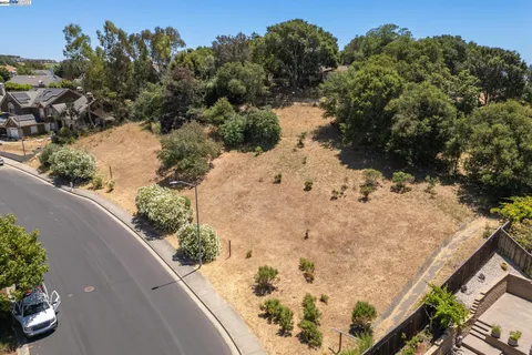 $800,000 | 2 Barn Rock Drive, Hayward, CA 94542