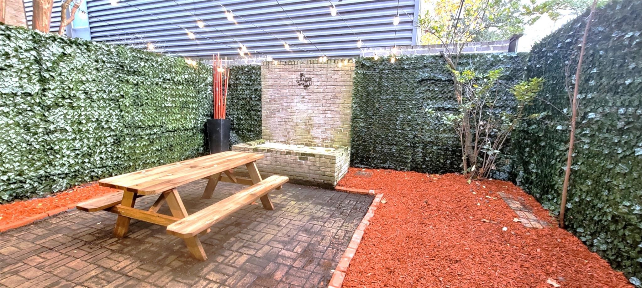 1111 Autrey Street, Unit 5 Houston, TX 77006 - Photo 4 of 33 Unit 1119 - Private Back Patio