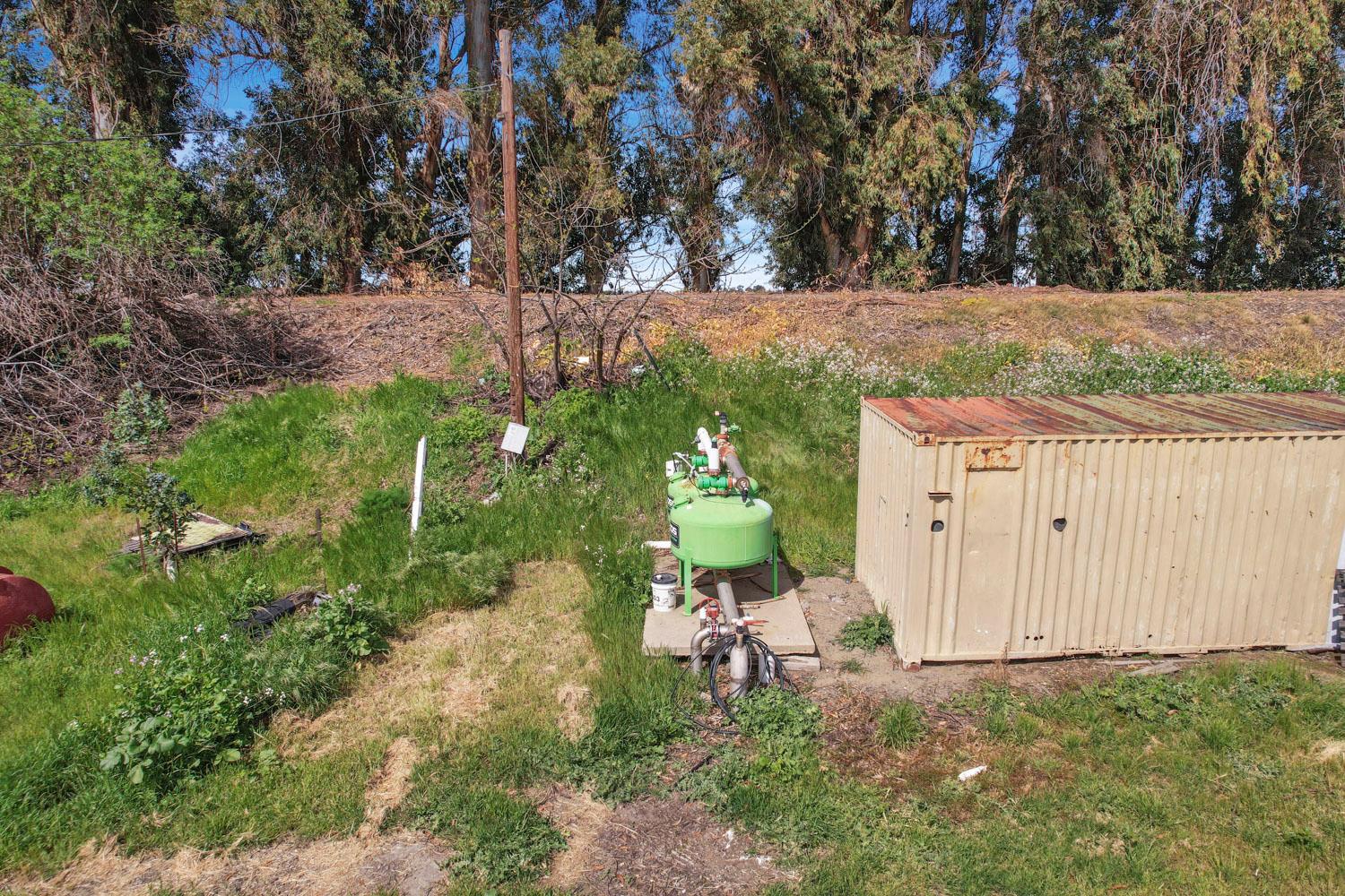 16550 Highway 160 Rio Vista, CA 94571 - Photo 26 of 26 a backyard of a house with lots of green space